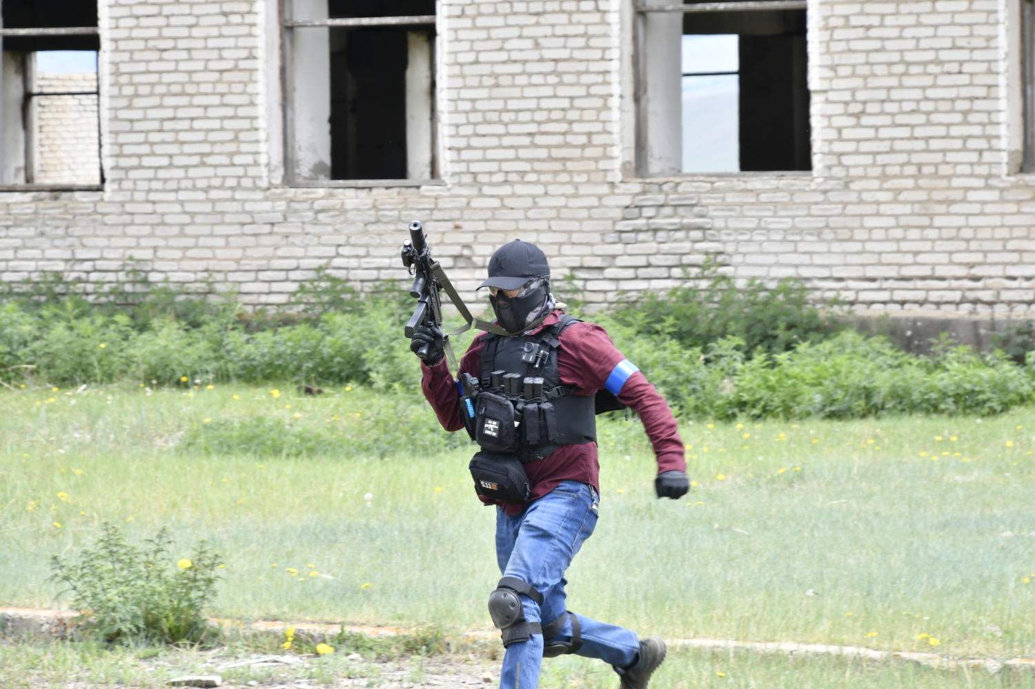 Тоглогч талбайгаар довтолж байна