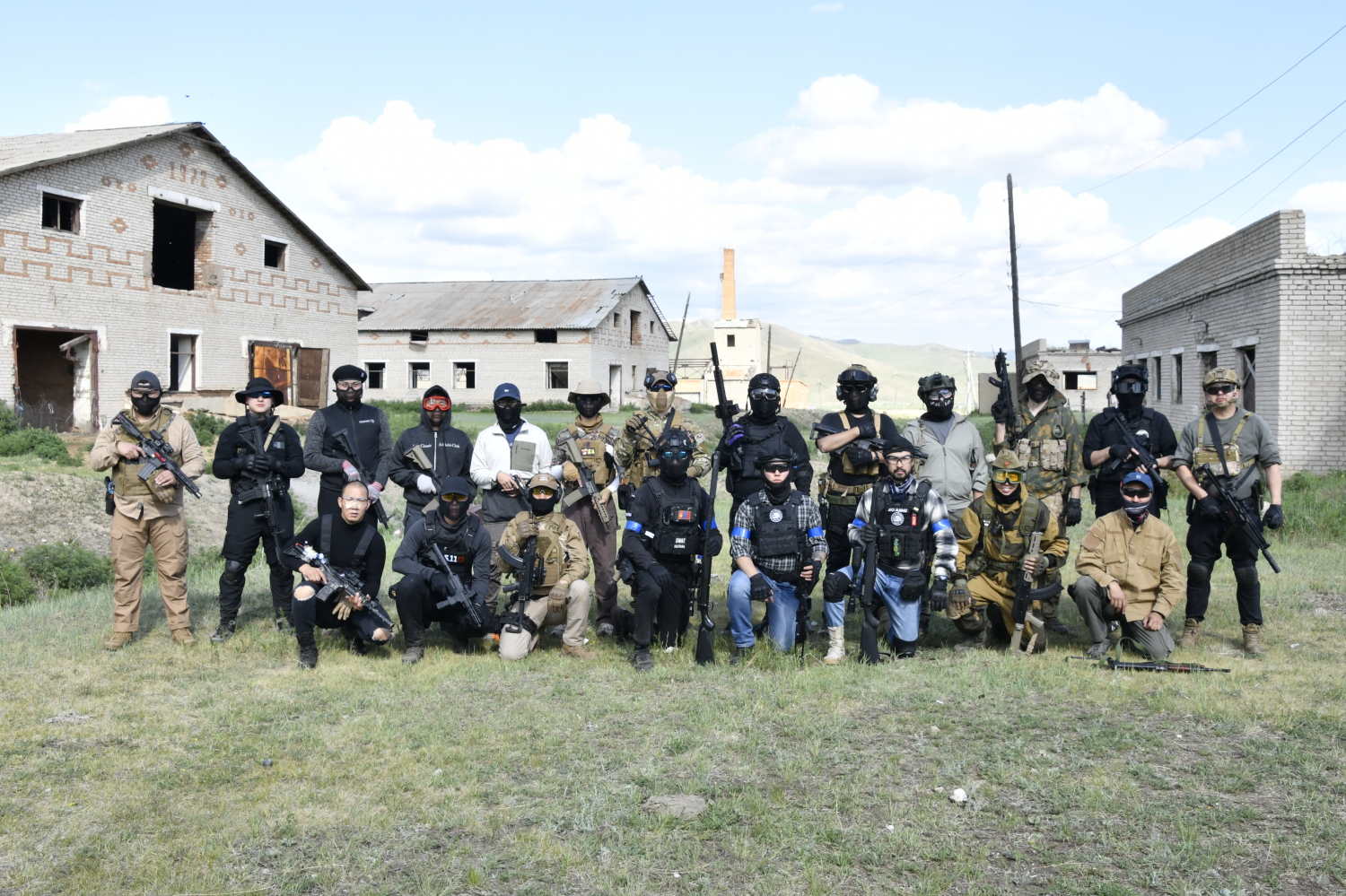Airsoft багийн бүрэлдэхүүн талбай дээр