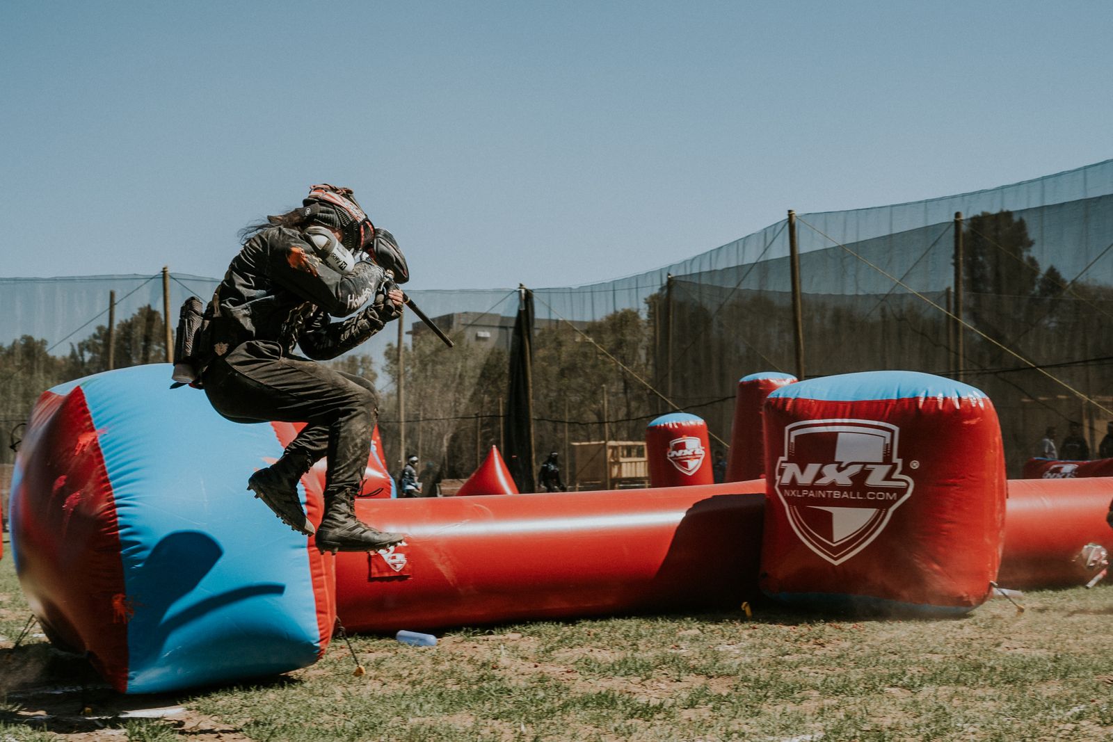 Дугуй bunker дээгүүр үсэрсэн paintball тоглогч NXL талбайд