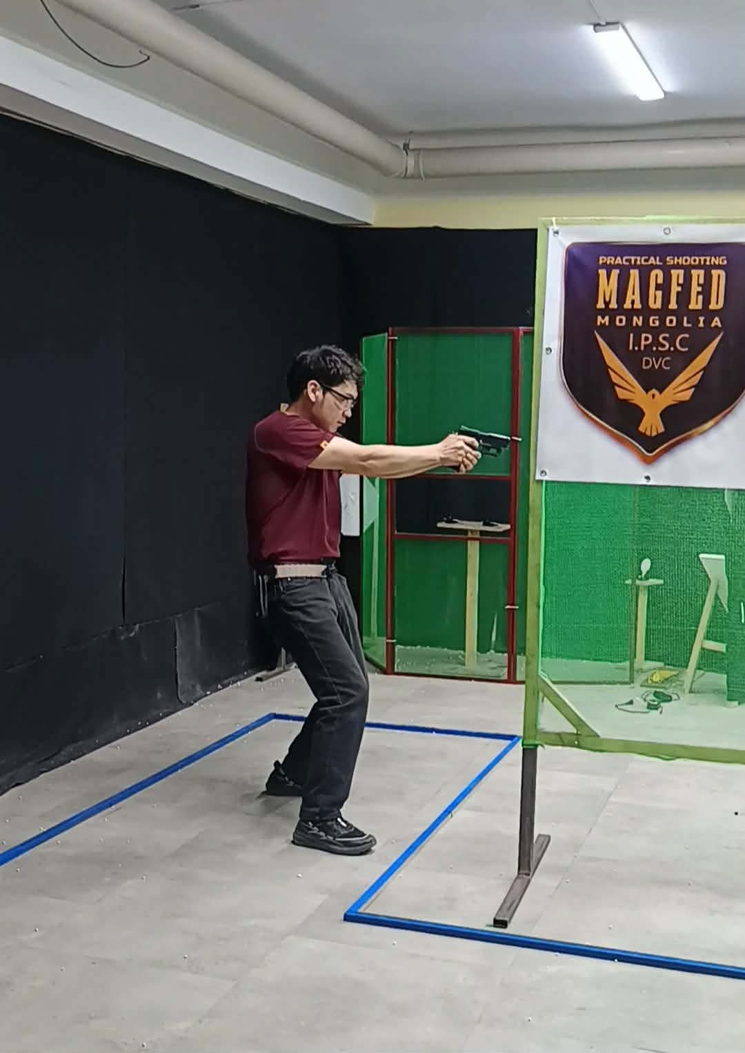 IPSC DVC stage дээр буудлага хийж байна