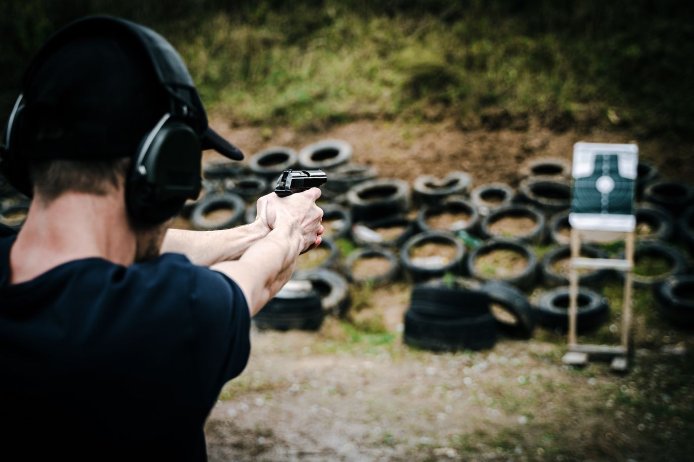 Тамирчин practical shooting дасгалд target руу гар буугаар буудаж байна